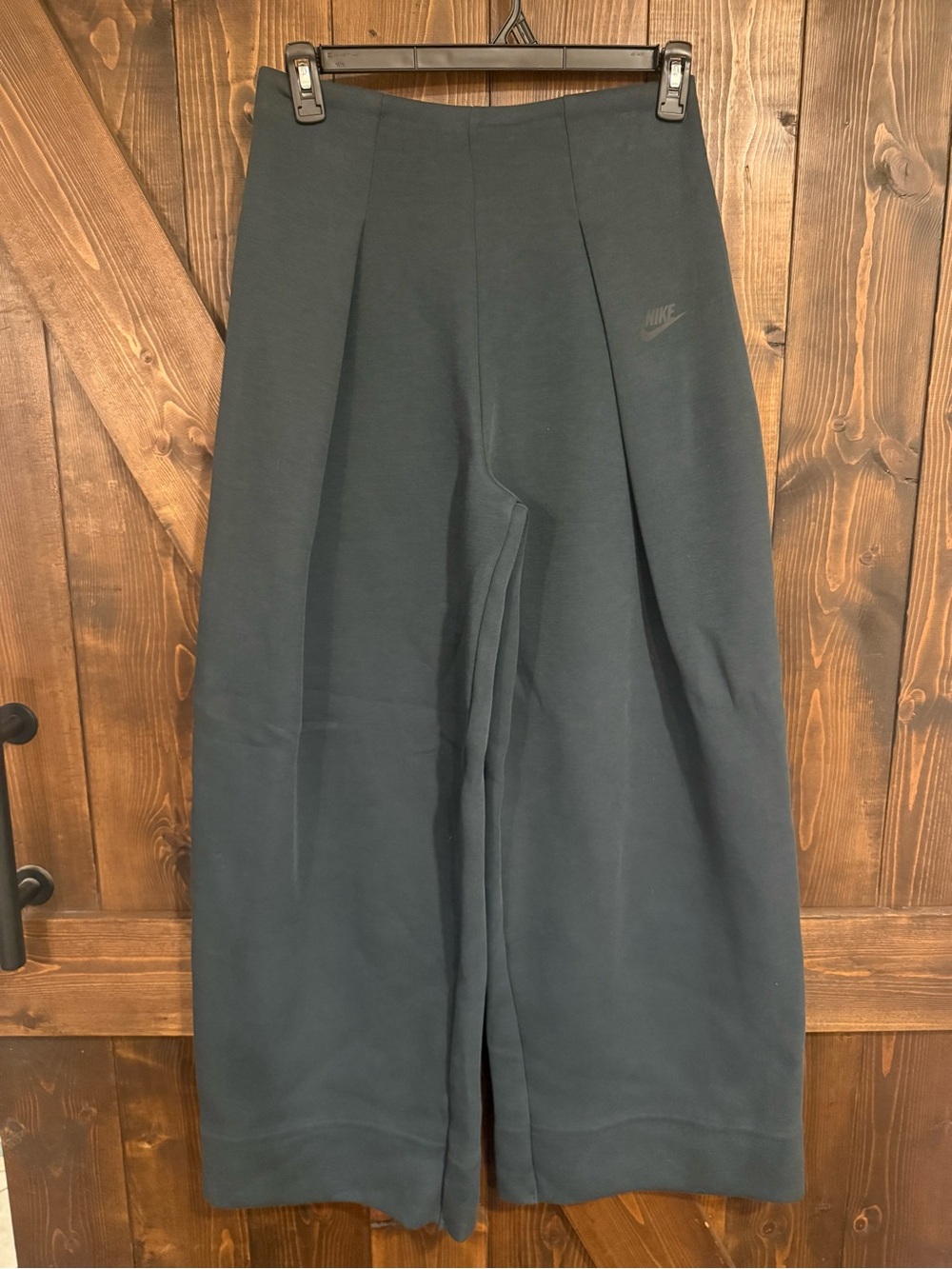 Nike Women's Sportswear Tech Fleece
High-Waisted Pleated Pants